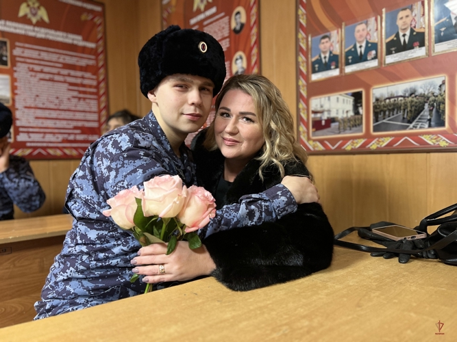 Юноши, проходящие службу в калининградском полку Росгвардии, поздравили своих матерей с праздником (видео)