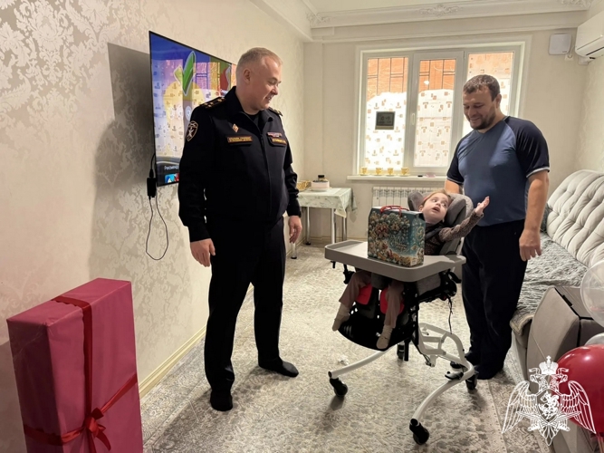 Руководитель дагестанского управления Росгвардии исполнил новогодние желания особенных детей