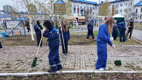 С пользой для себя и округа: югорские подростки трудоустраиваются на лето