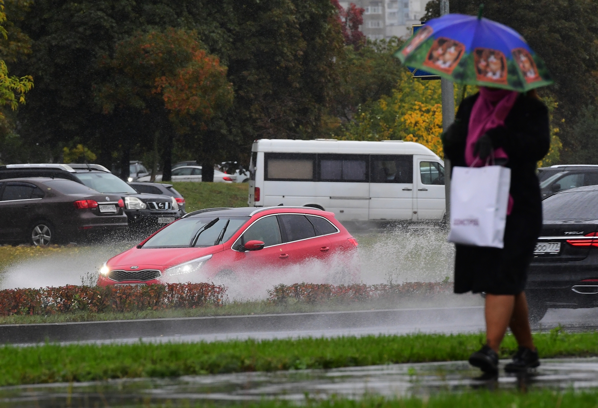 Дождь сегодня часы. Ливень. Дождь в Москве. Ливень в Москве. Дождь на улице в машине.