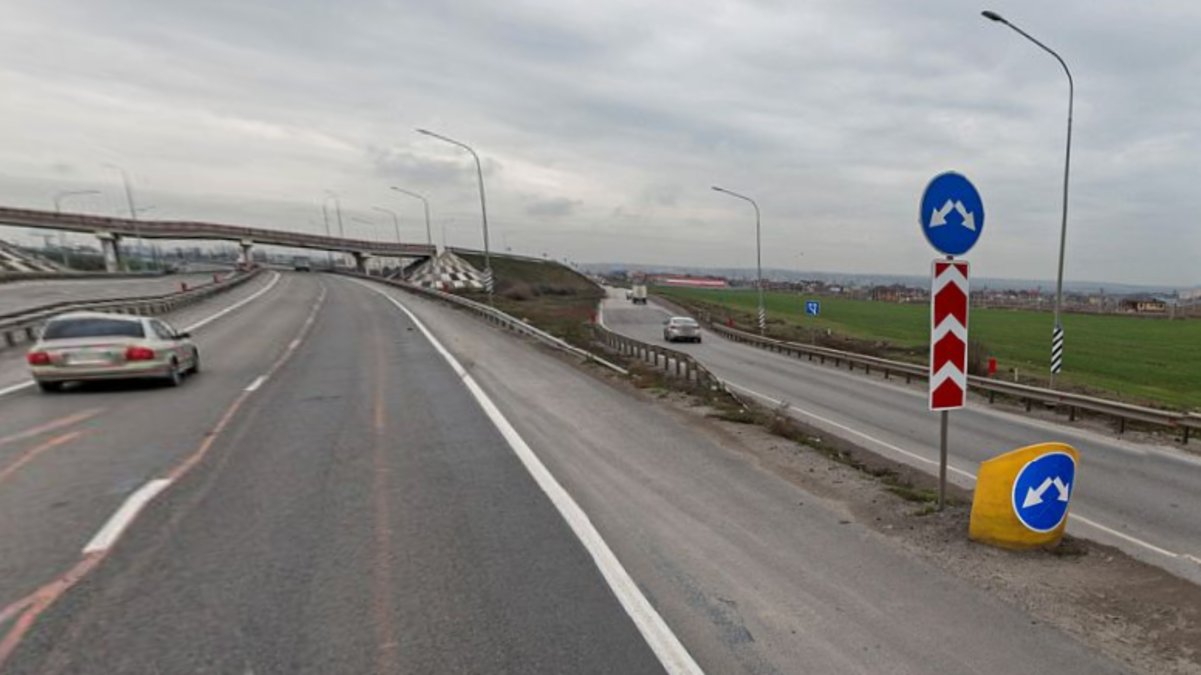 таганрог трасса. перевернутая фура на дороге. новая трасса москва ростов. развязка на трассе ростов таганрог. 01.