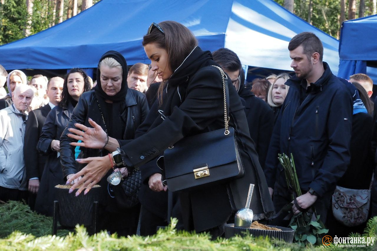 похоронили с почестями. похоронили с почестями. десант гго нижний тагил. захоронение останков тамплиеров. похороны с воинскими почестями.