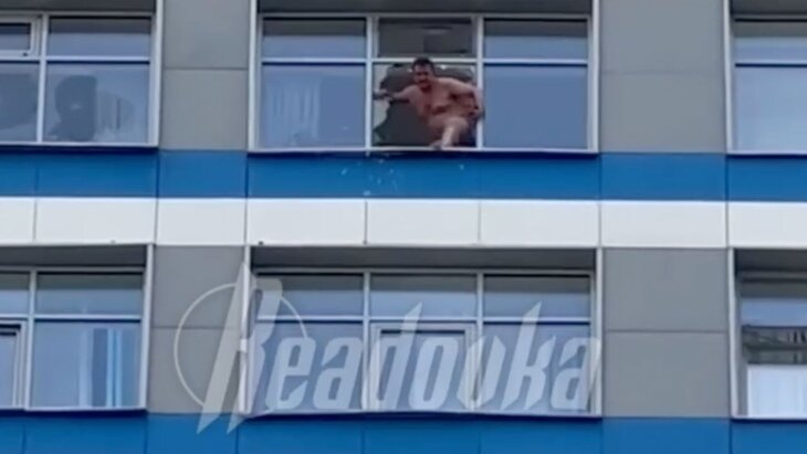 Москва выпал мужчина. Многоэтажные дома. ЖК Триколор выбросился из окна. Мужик в окне. Человек у окна.