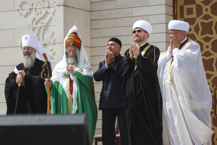 Митрополит Казанский и Татарстанский Кирилл, верховный муфтий России Талгат Таджуддин, раис Республики Татарстан Рустам Минниханов, председатель духовного управления мусульман европейской части России муфтий Равиль Гайнутдин и глава духовного собрания мусульман России Альбир Крганов