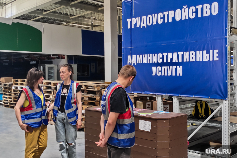 Стелла на въезде в город Мариуполь. Мариуполь, мариуполь, гуманитарный центр единой россии
