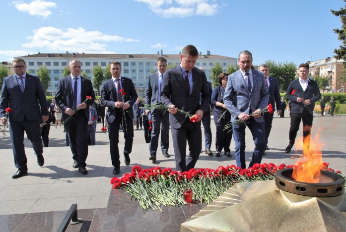 Рисунок гвоздики возле вечного огня