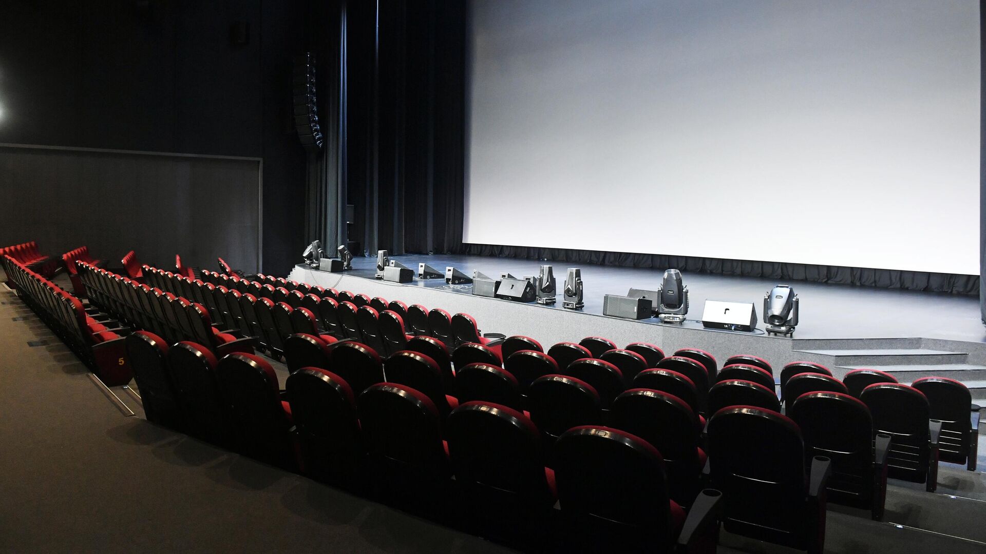 Кинотеатр imax в лондоне. Cinema science. Экран кинотеатра. Алтуфьевское шоссе кинотеатр каро. Каро 3 алтуфьево кинотеатр.