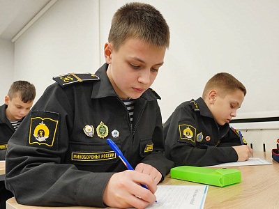 Юные нахимовцы Калининграда написали письма участникам СВО к 9 мая, фото 2