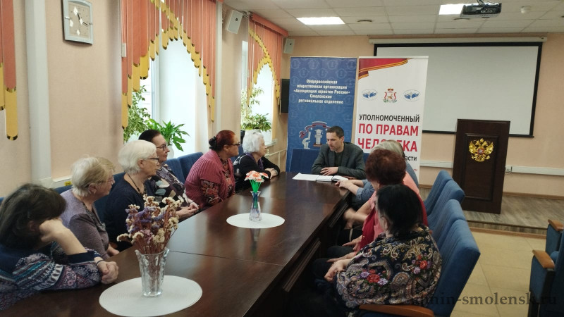 Смоленские юристы провели консультации в Центре общения старшего поколения Соцфонда в Вязьме