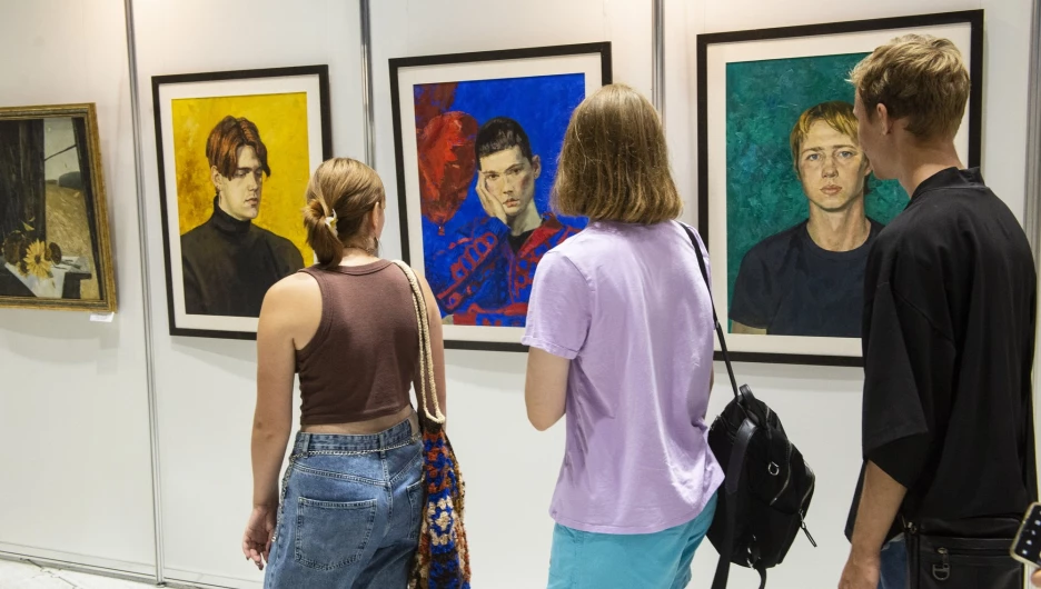 Экспозиция выставки «Аз.Арт.Сибирь — 2025».