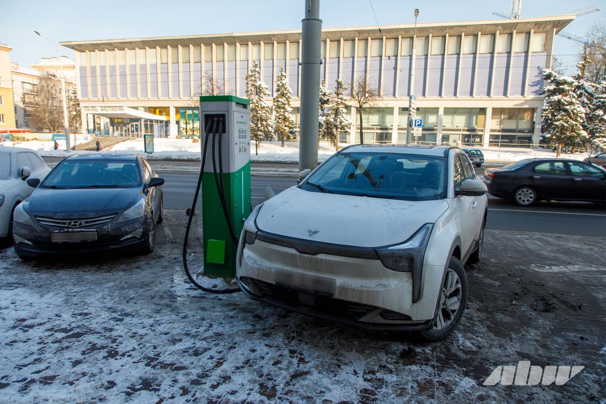 Таксисты занимают все зарядки? Что происходит на электрозаправках днем