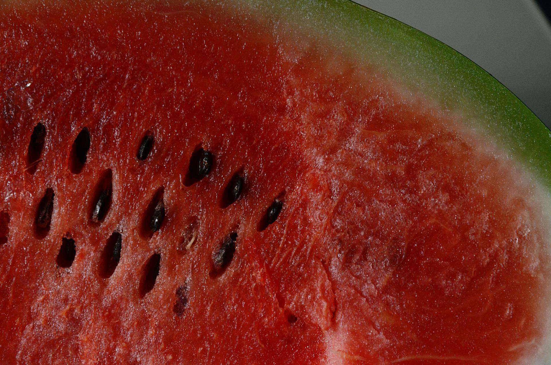 Вещества содержащиеся в арбузе. Откушенный Арбуз. Сколько сахара содержится в арбузе. Tourmaline Watermelon cabachone. Watermelon Bubblegum Wallpaper.