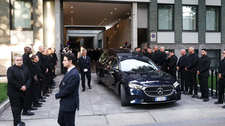 Тысячи людей пришли проститься с Джорджо Армани в Милане