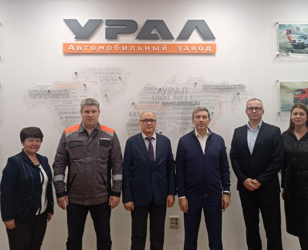 Вице-президент ВОС Д. В. Котенев на заводе Урал