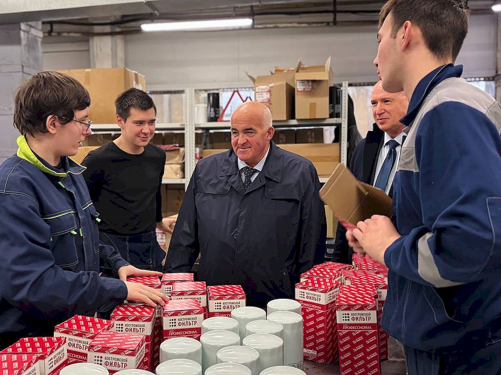 губернатор осматривает продукцию предприятия