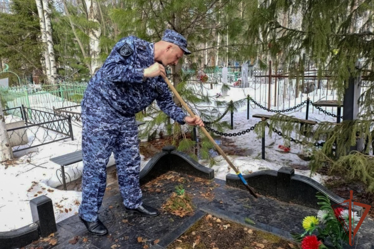 Росгвардейцы на Урале благоустроили мемориалы защитников Отечества