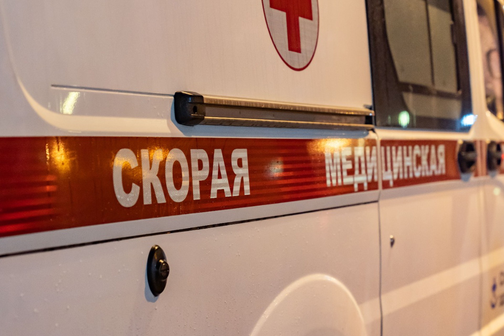 Автомобиль протаранил остановку с людьми в Москве