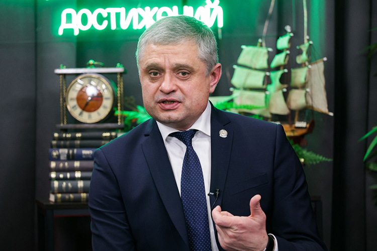 Возглавлявший министерство аж с 2018 года Шадриков перешел на работу в минприроды России, где стал директором государственной политики и регулирования в области водных ресурсов минприроды России