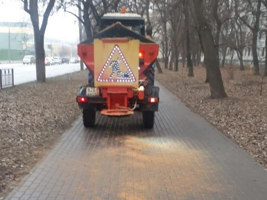 Тротуары и дороги начали обрабатывать пескосмесью и бесцветным реагентом в Воронеже 