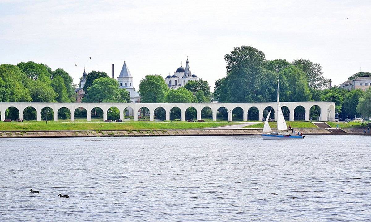 Ярославово дворище великий новгород. Автобусы дворище. Новгородские художники вид на ярославово дворище. Автобусы дворище. Ярославово дворище план.