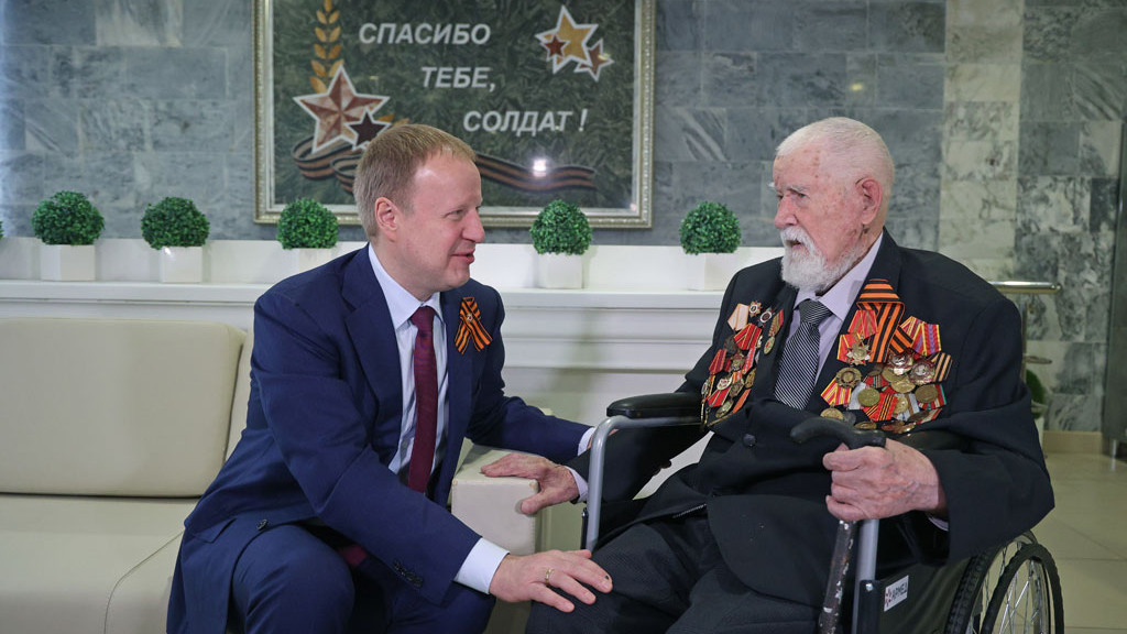 Накануне Дня Победы Виктор Томенко поздравил ветеранов в краевом госпитале Фото №1