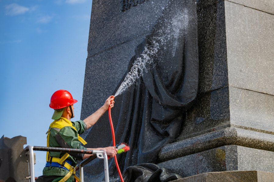 В городе моют памятники 