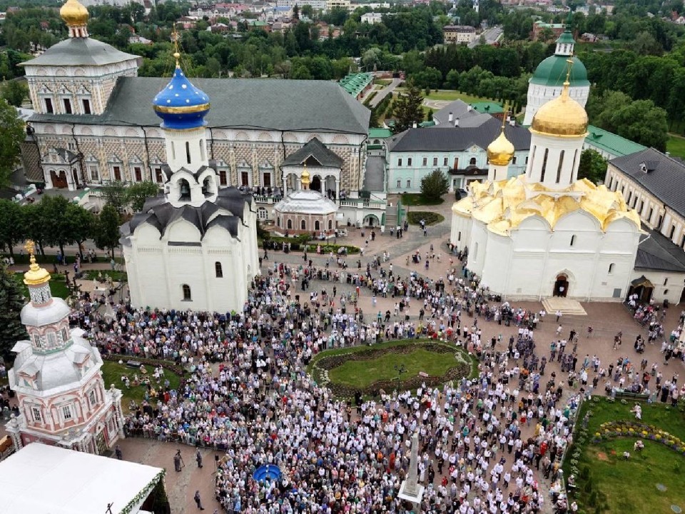 Сотни верующих собрались на службе под открытым небом в Сергиевом Посаде