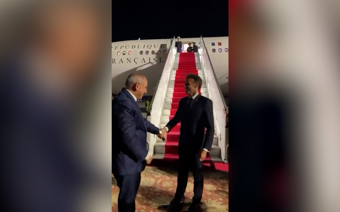 Пашинян и Макрон обменялись сердечками перед отлетом президента Франции