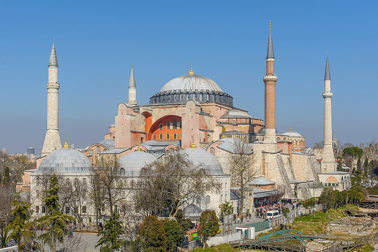 «Константинополь, как мы знаем, тоже в свое время называл себя Римом, страной ромеев, но это же не никакой не Рим, если вдуматься. Рим на земле может быть только один»