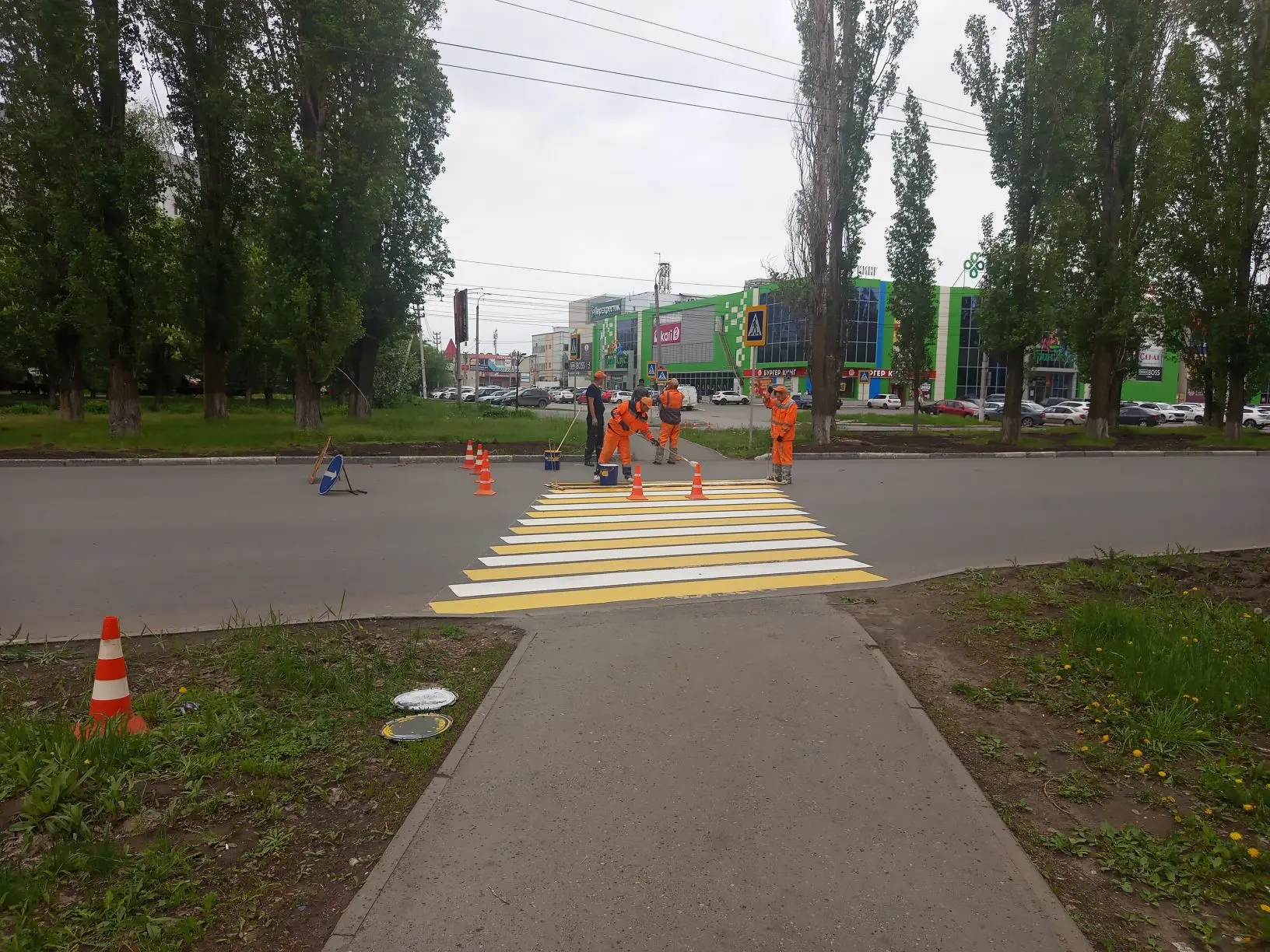 В Балаково приступили к мойке бордюров