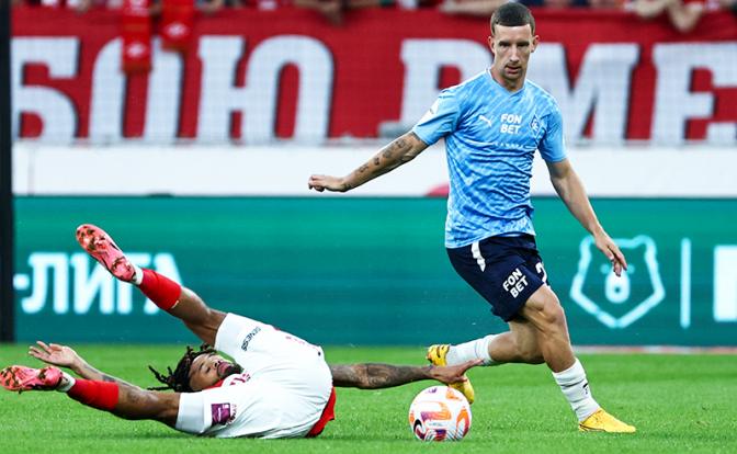 На фото справа: Гленн Бейл (