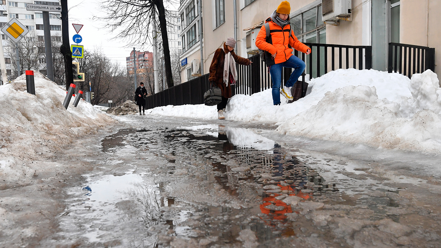 Погода на 13 февраля. Лужи в Москве. Тает снег в Москве. Снег растаял. Лужи в России.