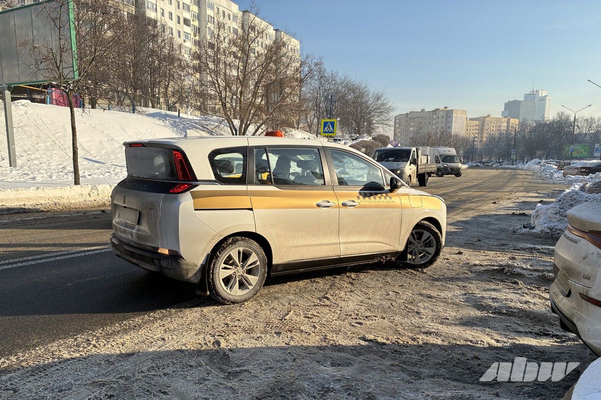 Таксисты занимают все зарядки? Что происходит на электрозаправках днем