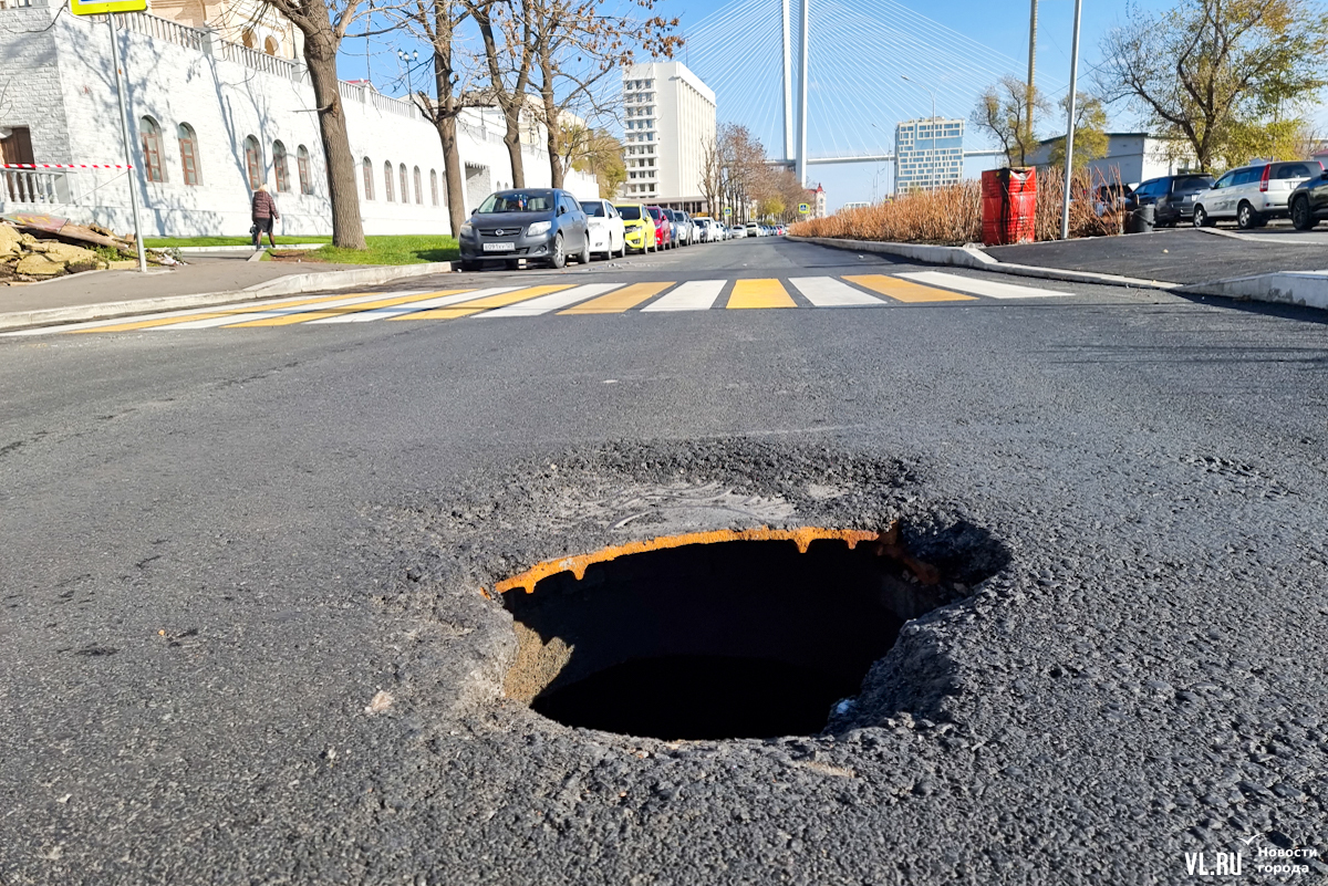 Люк владивосток. Ямы Владивосток. Большая яма. Дыры Владивосток. Владивосток люк на дороге.