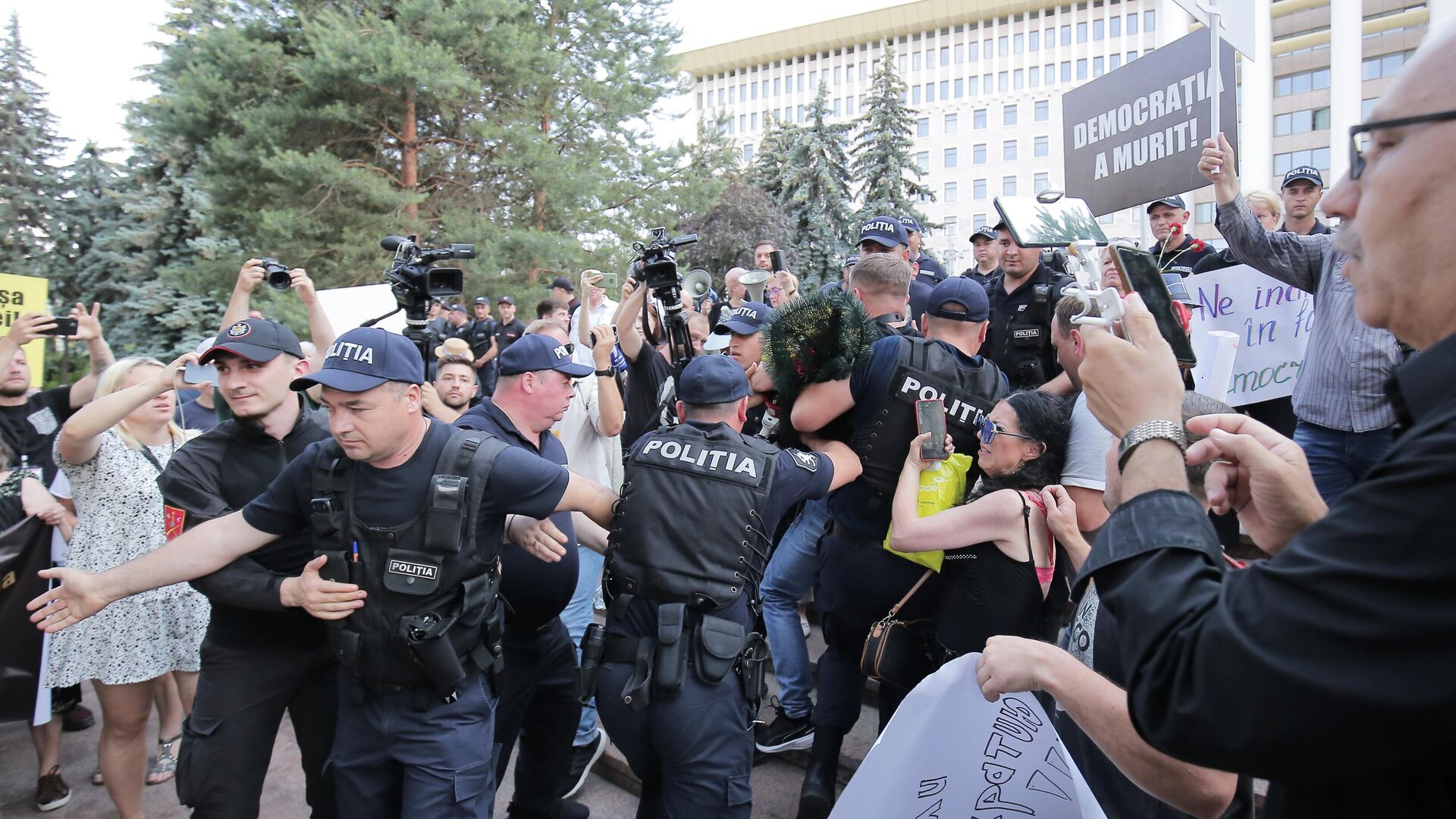 В молдавии запретили. Протесты в Москве. Акции протеста. Вид вечеринки похороны.