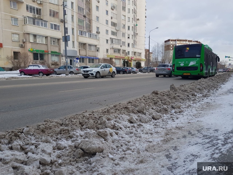 Уборка снега в Ленинском районе. Екатеринбург, улица фурманова