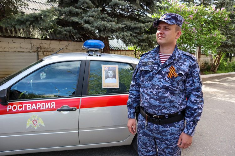  В Кисловодске росгвардейцы поддержали всероссийскую ведомственную акцию «Бессмертный автополк»