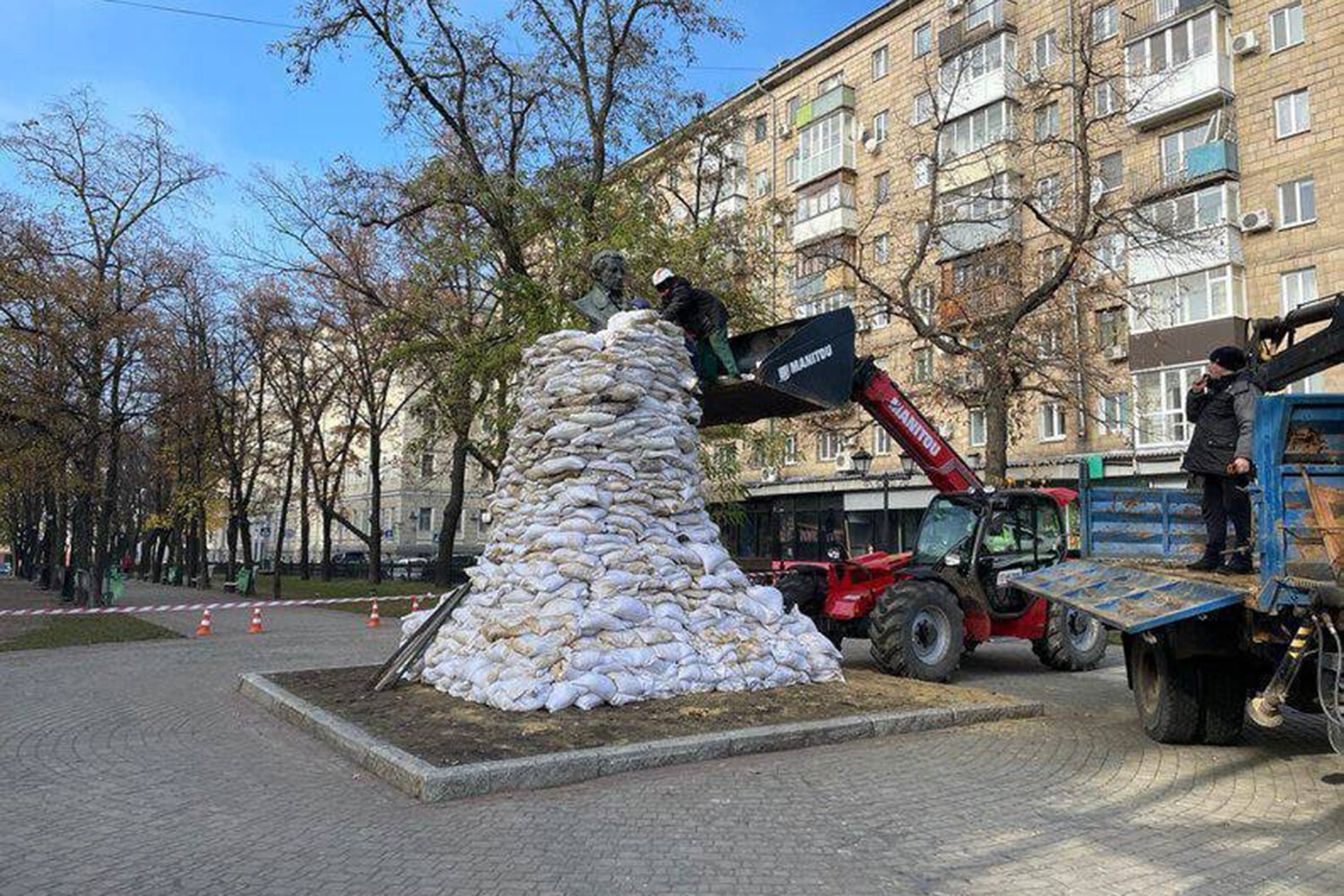 Харьков жизнь в городе. Демонтаж памятника Пушкину в Харькове. Памятник снесли. Демонтаж памятника Пушкину.