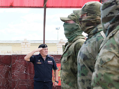 В Астрахани отличившимся на спецоперации росгвардейцам вручили награды, фото 3