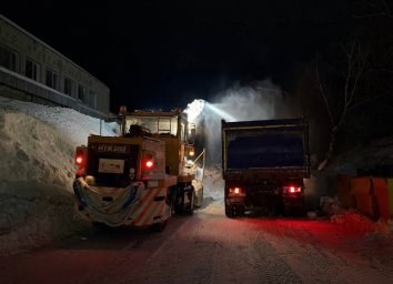 В круглосуточном режиме убирают снег в Петропавловске-Камчатском 4