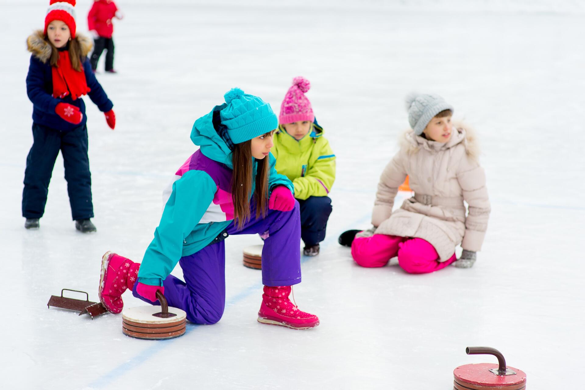 Young girls playing. Картинки дети Курлинг. Кёрлинг.