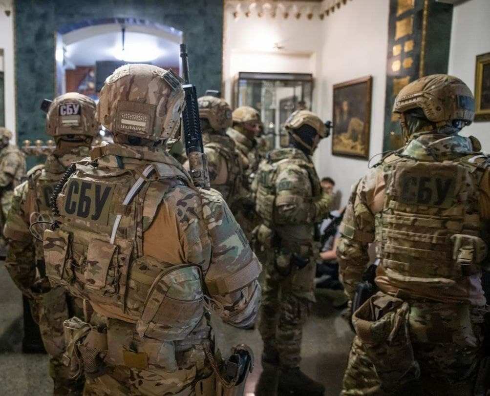 Полицаи и СБУ ворвались в Почаевскую лавру и проводят обыски (ВИДЕО) | Русская весна