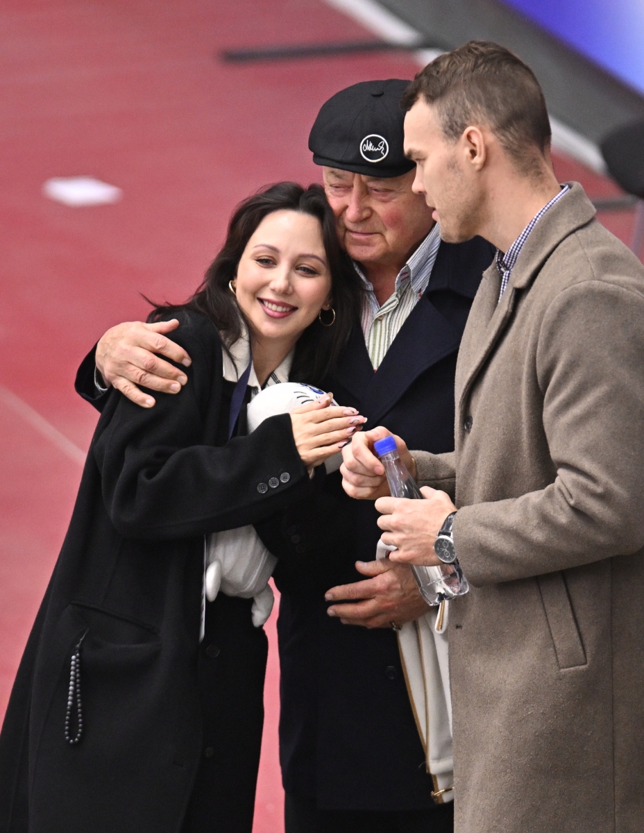 Тренеры Елизавета Туктамышева, Алексей Мишин и Егор Челошкин (слева направо) на третьем этапе Гран-при России по фигурному катанию в Казани, ноябрь 2025 год