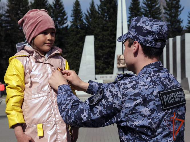 Военнослужащие и сотрудники Росгвардии поддержали всероссийскую акцию «Георгиевская ленточка» в Республике Алтай
