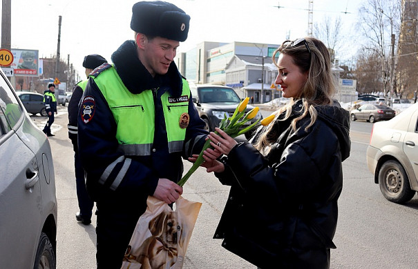 В Иванове сотрудники Госавтоинспекции вышли на службу с букетами цветов