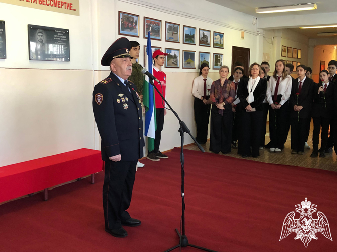 Росгвардейцы приняли участие в церемонии открытия мемориальных досок в нальчикской школе