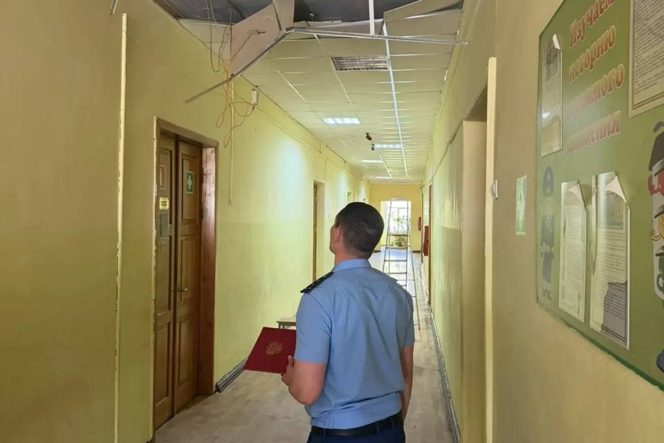 Прокуратура проверяет отслоение штукатурки потолка в лицее № 6 Волгограда