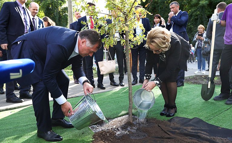 Председатель СФ Валентина Матвиенко посетила рощу «Дубки», где ознакомилась с его благоустройством и приняла участие в высадке молодых деревьев