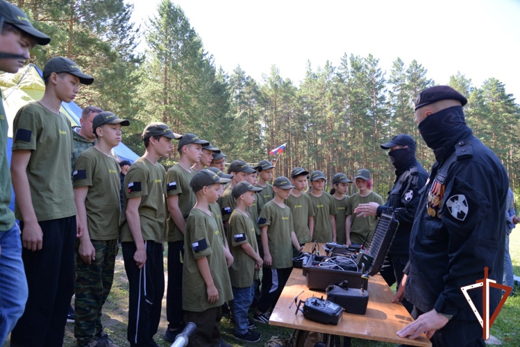 Уполномоченный по правам ребенка в Свердловской области Игорь Мороков отметил вклад Росгвардии в патриотическое воспитание молодежи 