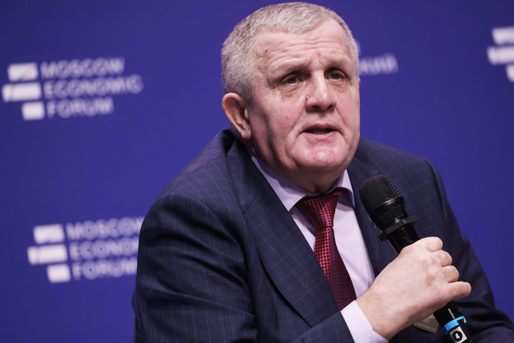 «Нужна национализация Банка России!» — призвал Коломейцев, чем вызвал недружные аплодисменты в зале